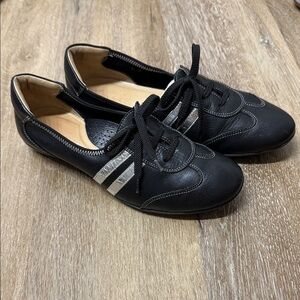 Sesto Meucci Size 6M Black Leather Lace-Up Flats Eith Silver Stripe Confort Shoe